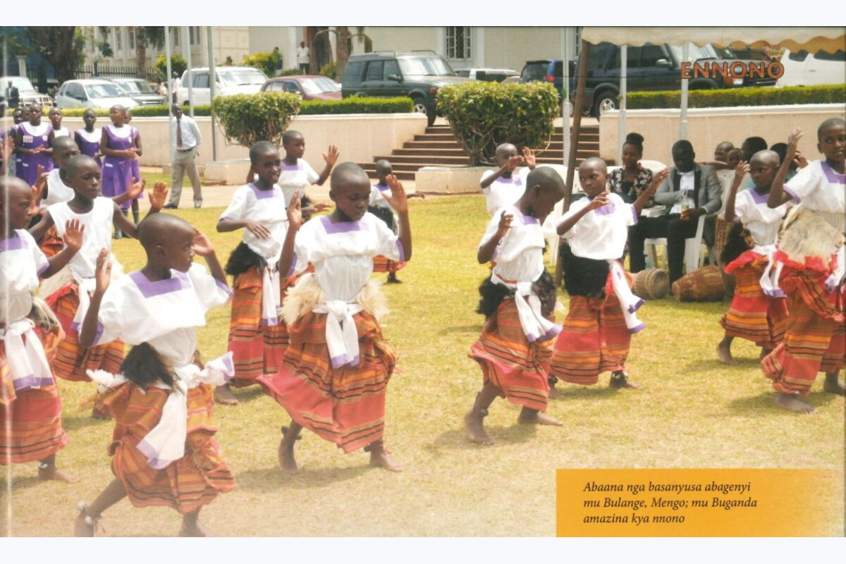 Abaana nga basanyusa abagenyi mu Bulange, Mengo; mu Buganda amazina kya nnono