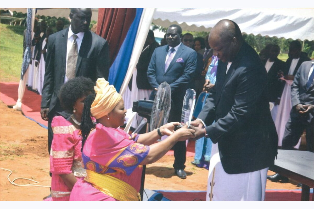 Abakyala aba UNAIDS nga bakwasa Kabaka Ekitiibwa ky'Emmunyeenye y'Okulwanyisa Mukenenya (Goodwill Ambassador) e Buvuma mu 2017