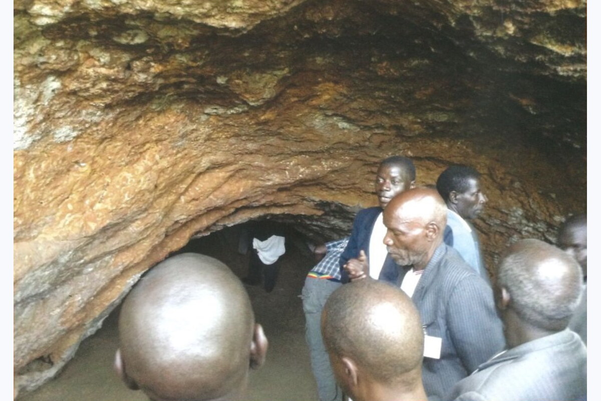 Bazzukulu b'Omutaka Maweesano Abeekika kya ηnaali nga balambula empuku ku butaka bwabwe e Buzooba mu Buddu, 2016