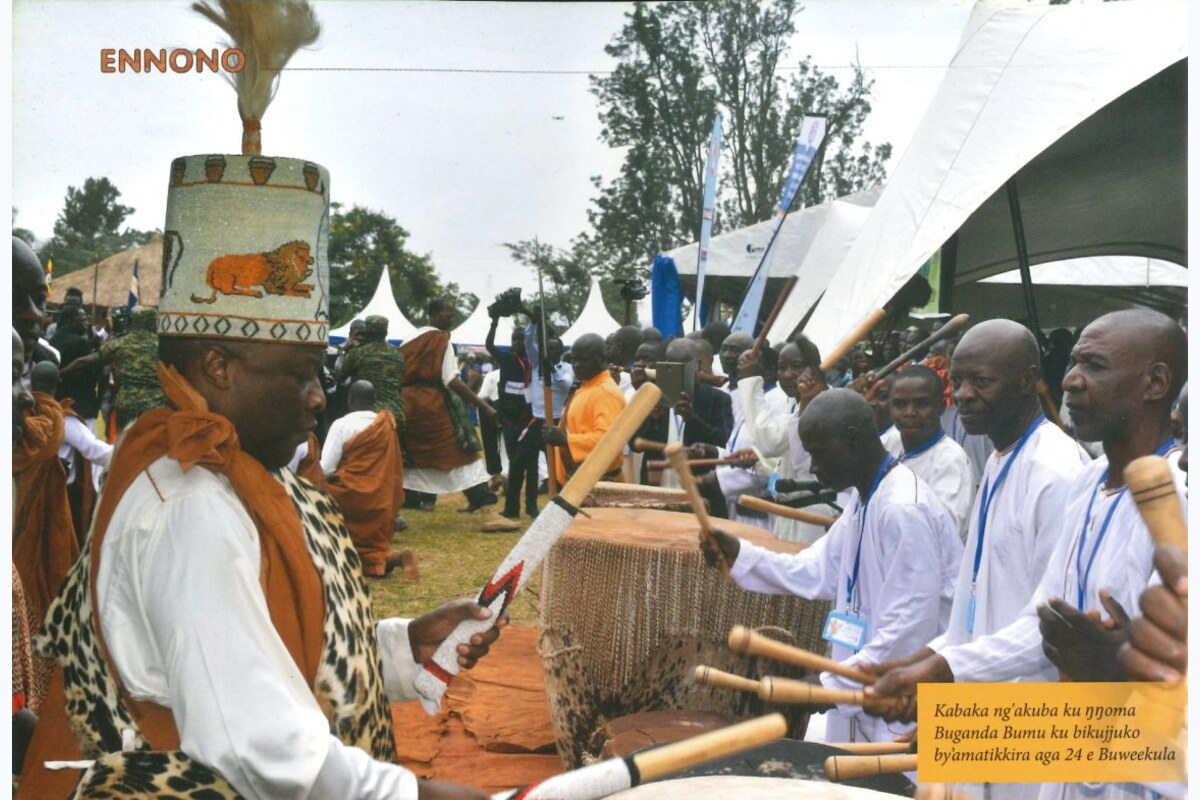 Kabaka ng'akuba ku ŋŋoma Buganda Bumu ku bikujjuko by'amatikkira aga 24 e Buweekula