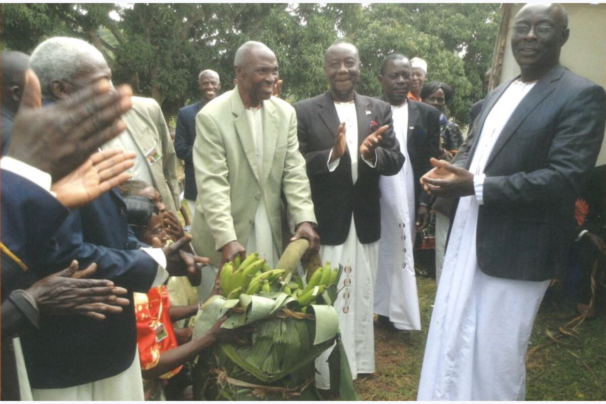 Omutaka Lwomwa Omukulu w'Ekika ky'Endiga n'Abazzukulu nga basiibula Omukubiriza w'Abataka Aboobusolya Iwe baabakyalira ku butaka bwabwe e Mbaale Mawokota, 2016