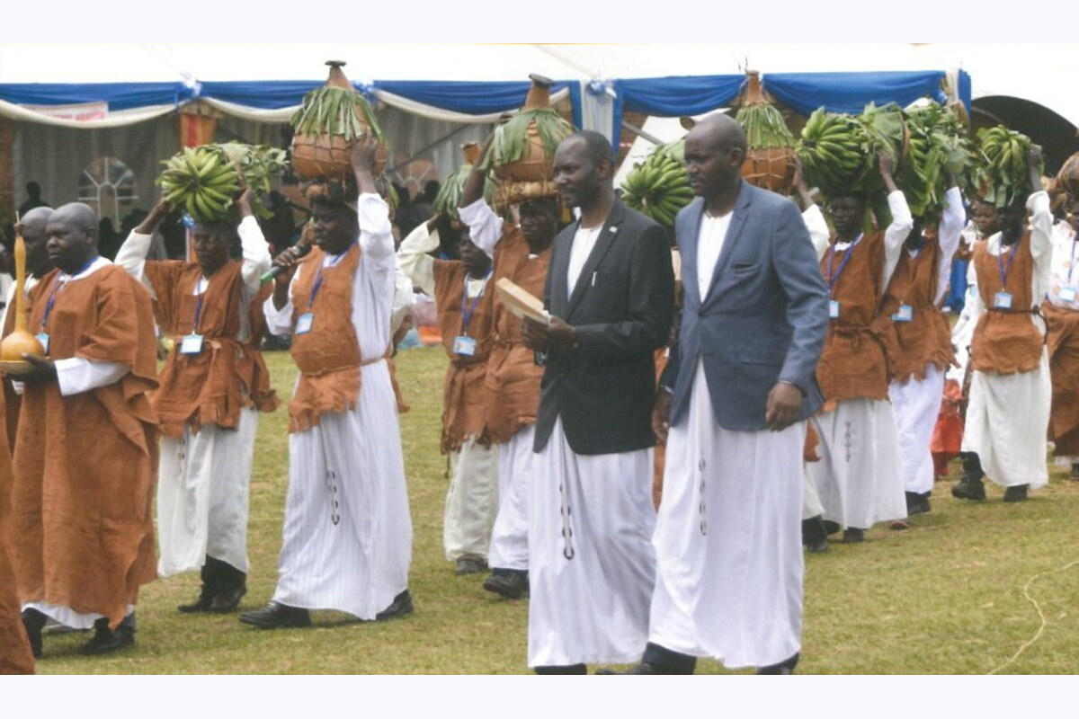 Omutaka Muyige ng'akulembedde bazzukulu be Abeekibe nga batwala amakula eri Ssaabataka e Buweekula, 2017